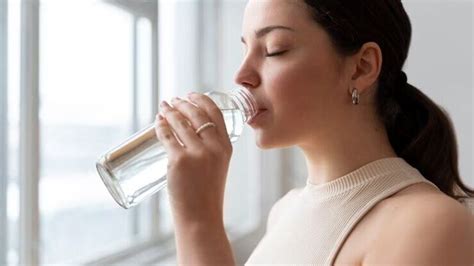 寝る前に水を飲むと痩せる、そして夢の中で宇宙を旅する